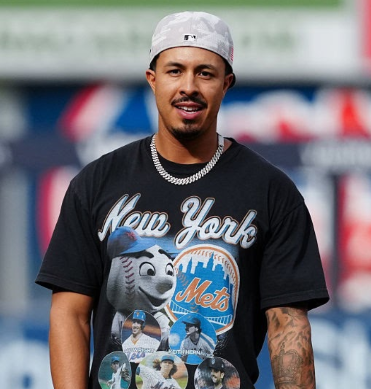 mark vientos with a chain and mr met t-shirt