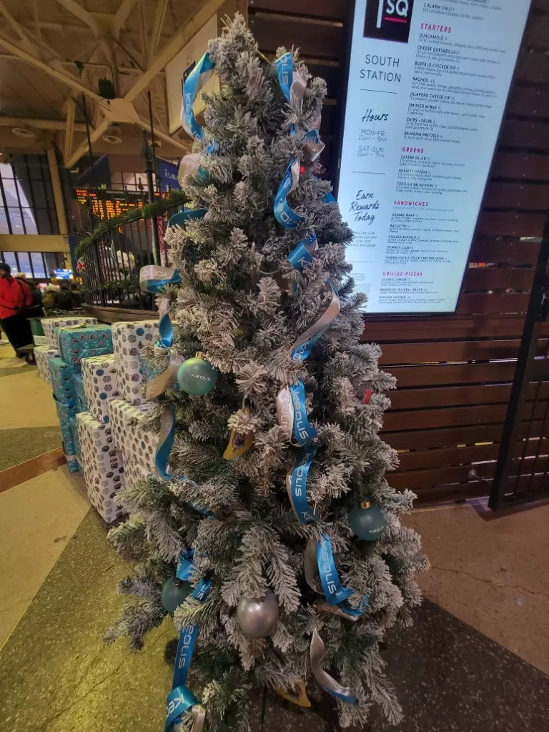 A picture of the blue and white decorated Keolis Christmas tree